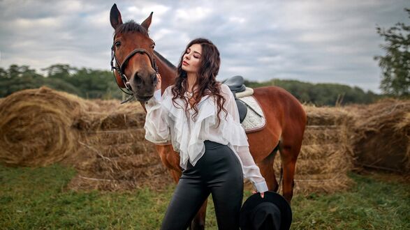 Обои Девушка-брюнетка-модель Кира стоит возле лошади, фотограф Алексей Юурьев
