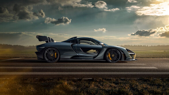 Обои на рабочий стол Mclaren Senna 2020 на фоне облаков и солнца на дороге