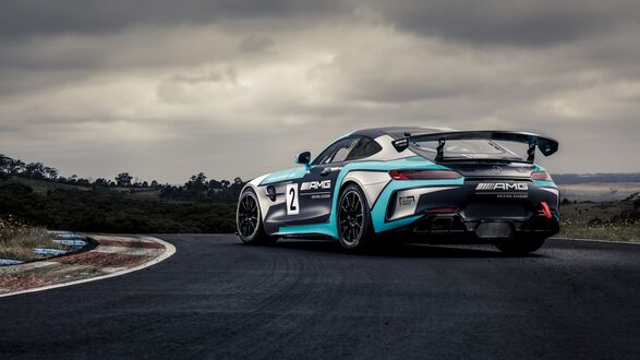 Обои на рабочий стол Mercedes Benz amg gt4 гоночный на траке пасмурным днем