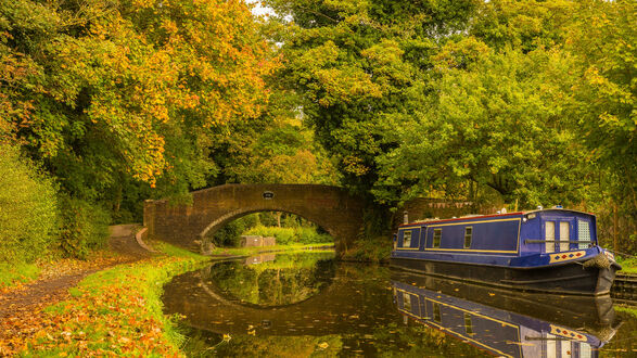 Обои на рабочий стол Осень на Вустерширском канале / Worcestershire Canal с лодкой у берега, Стаффордшир, Англия / Staffordshire, England, фотограф William Randle