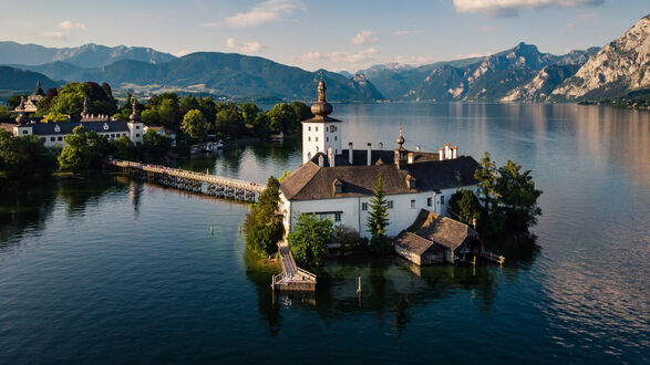 Обои на рабочий стол Остров с часовой башней, курорт Зальцкаммергут / Salzkammergut, Австрия к востоку от Зальцбурга
