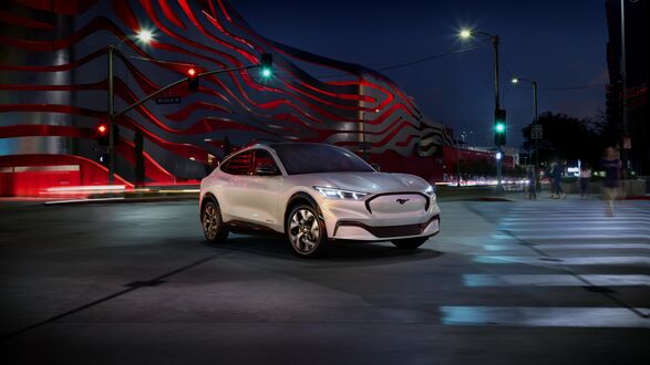 Обои на рабочий стол Белый Ford Mustang mach-e 2020 в ночном городе