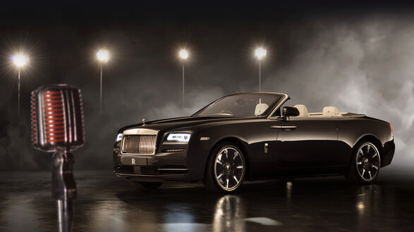 Обои на рабочий стол Черный Роллс-Ройс / Rolls-Royce Dawn / Кабриолет на мокром асфальте ночью рядом с микрофоном