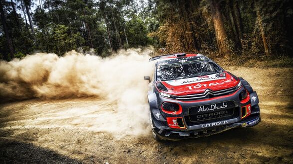 Обои на рабочий стол Спорткар Cитроен / Citroen на грунтовой трассе в лесу