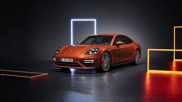 Обои на рабочий стол Оранжевый Porsche Panamera Turbo S (971), 2020 среди неоновых прямоугольников спереди