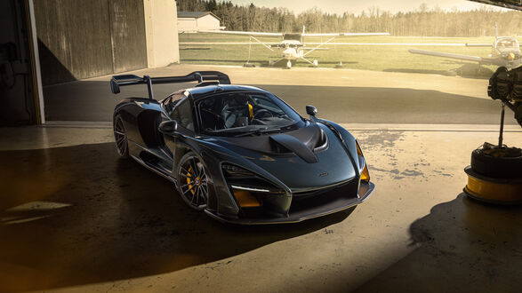 Обои на рабочий стол Mclaren Senna в ангаре для самолетов