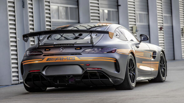 Обои на рабочий стол Mercedes-AMG GT / Спортивный автомобиль на фоне гаражей сзади