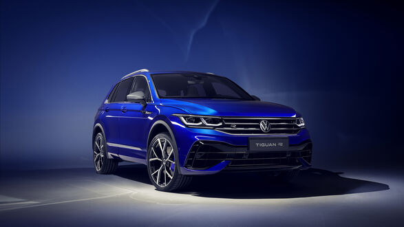 Обои на рабочий стол Volkswagen Tiguan / Кроссовер / на синем фоне