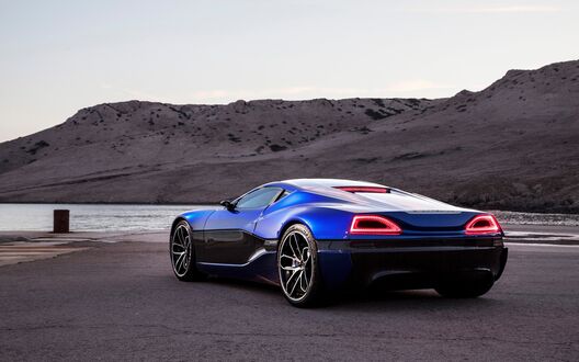Обои на рабочий стол Синий электрокар Rimac Concept, сзади на фоне песчаных холмов