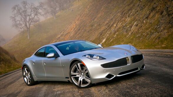 Обои на рабочий стол Fisker Karma стоит на автостраде