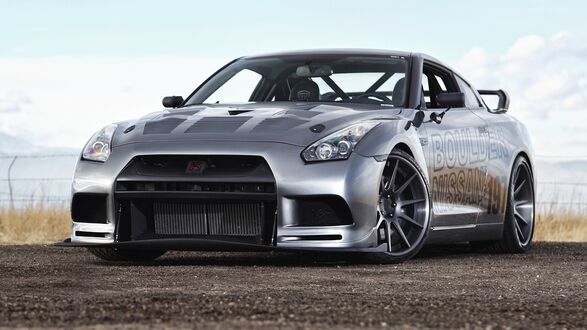 Обои на рабочий стол Серебристый Nissan GT-R на дороге