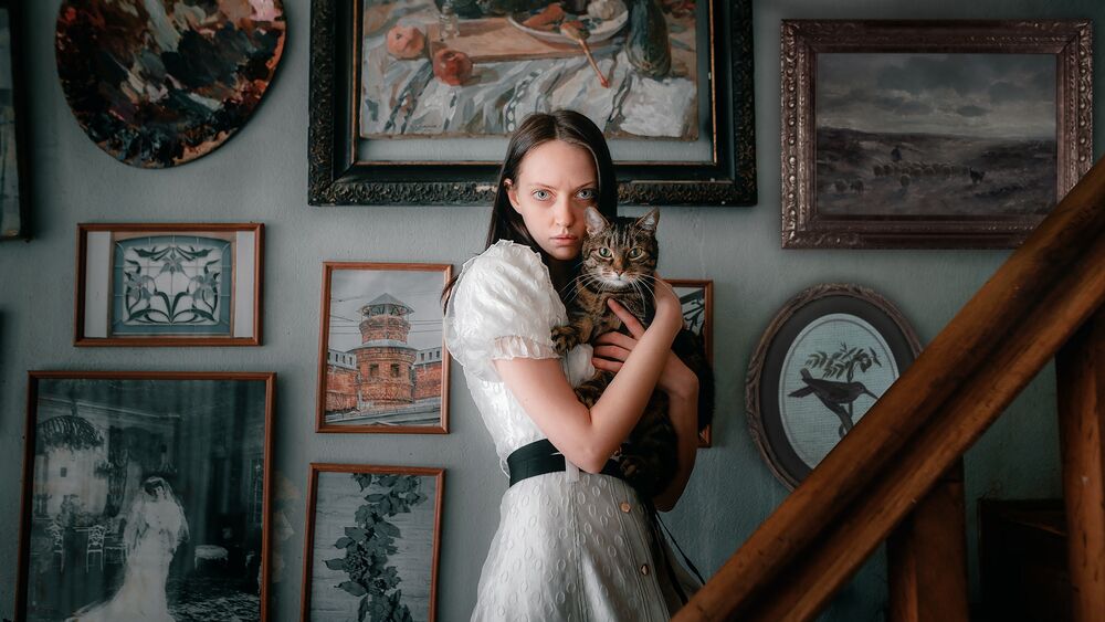 Обои для рабочего стола Модель Екатерина Можина с кошкой на руках, фотограф Andrew Vasiliev