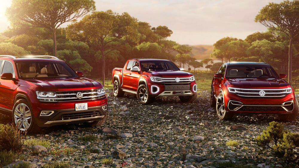 Обои для рабочего стола Красные Volkswagen Teramont в лесу