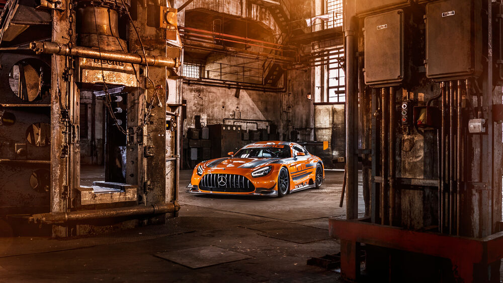 Обои для рабочего стола Оранжевый Mercedes amg gt3 2020 в промышленном цеху