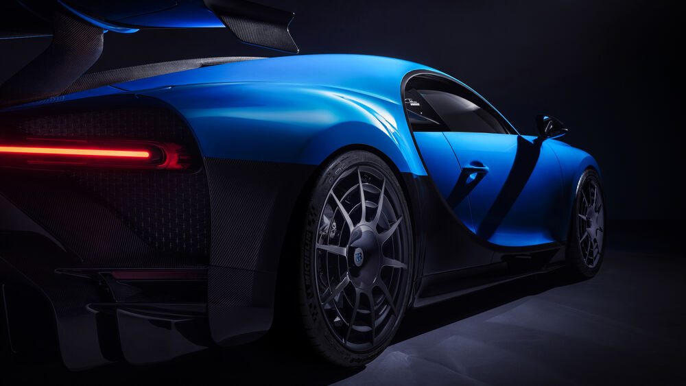 Обои для рабочего стола Синий Bugatti Chiron сзади