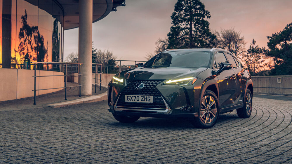 Обои для рабочего стола Автомобиль Lexus UX 300e 2021 года с включенными фарами