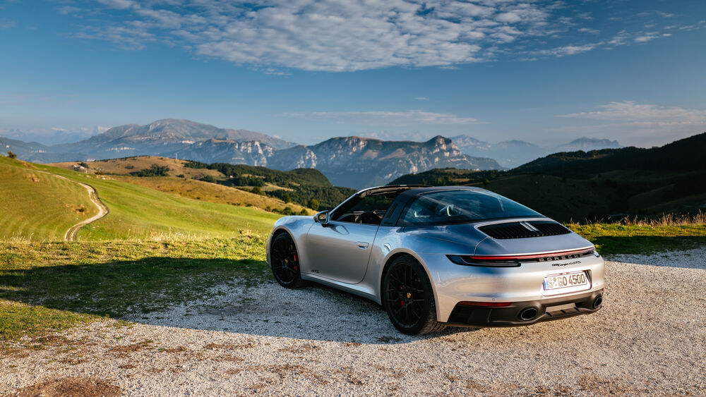 Обои для рабочего стола Спорткар Порше / Porsche 911 Targa стоит на фоне облачного голубого неба в горах