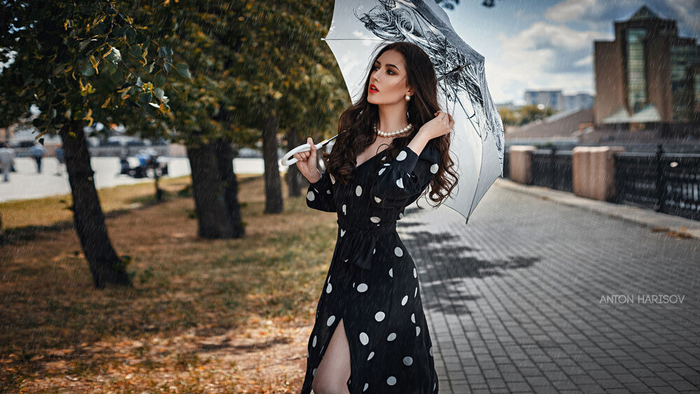 Обои для рабочего стола Модель Мария Башмакова с зонтом стоит на тротуаре, фотограф Харисов Антон