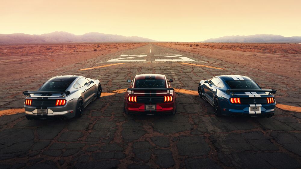 Обои для рабочего стола Shelby Mustang (Ford) в трех цветах сзади на взлетной полосе в пустыне