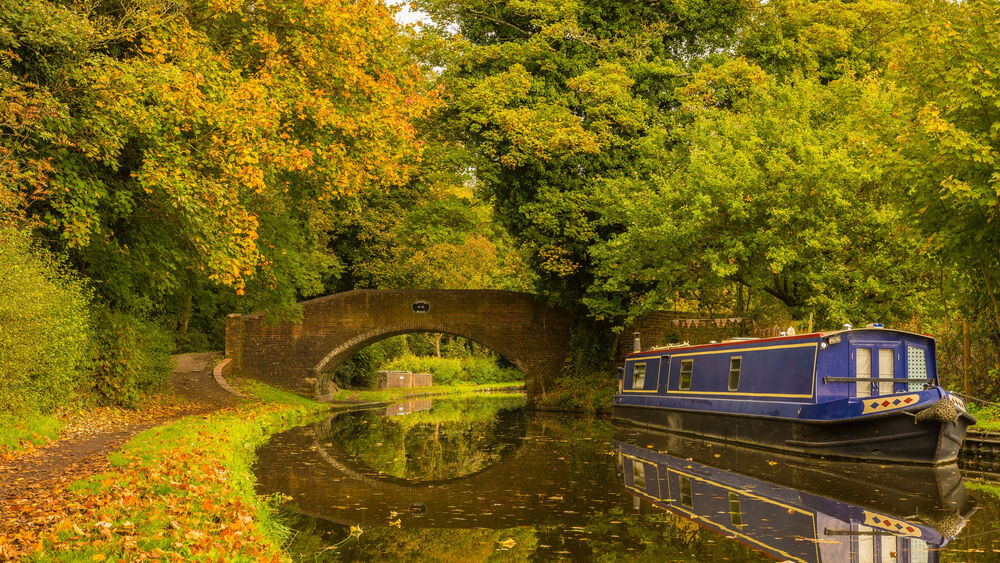 Обои для рабочего стола Осень на Вустерширском канале / Worcestershire Canal с лодкой у берега, Стаффордшир, Англия / Staffordshire, England, фотограф William Randle