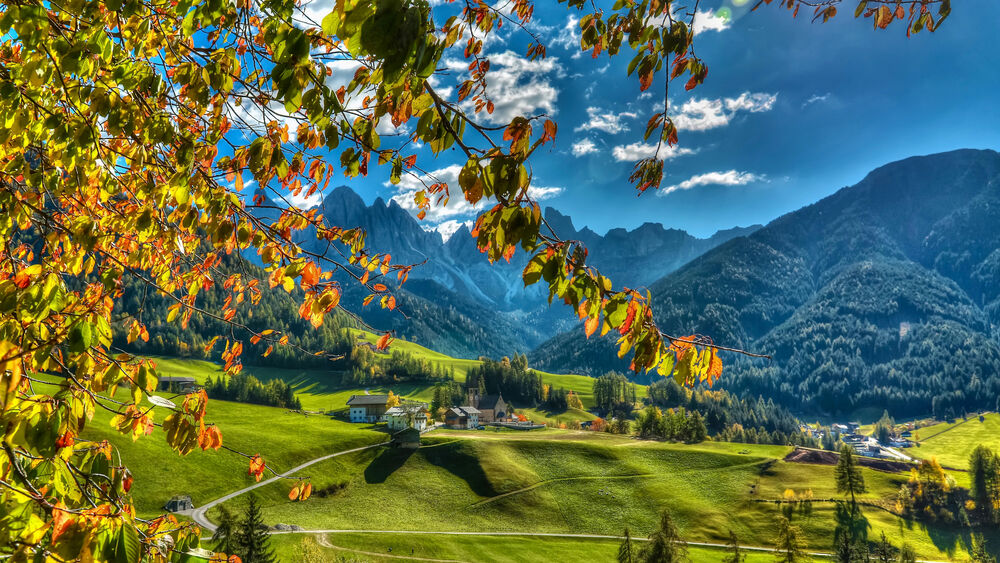 Обои для рабочего стола Вид на деревню в долине Южного Тироля, в окружении Доломитовых Альп, Италия / South Tyrol, Dolomites, Italy, на переднем плане осенняя ветка дерева