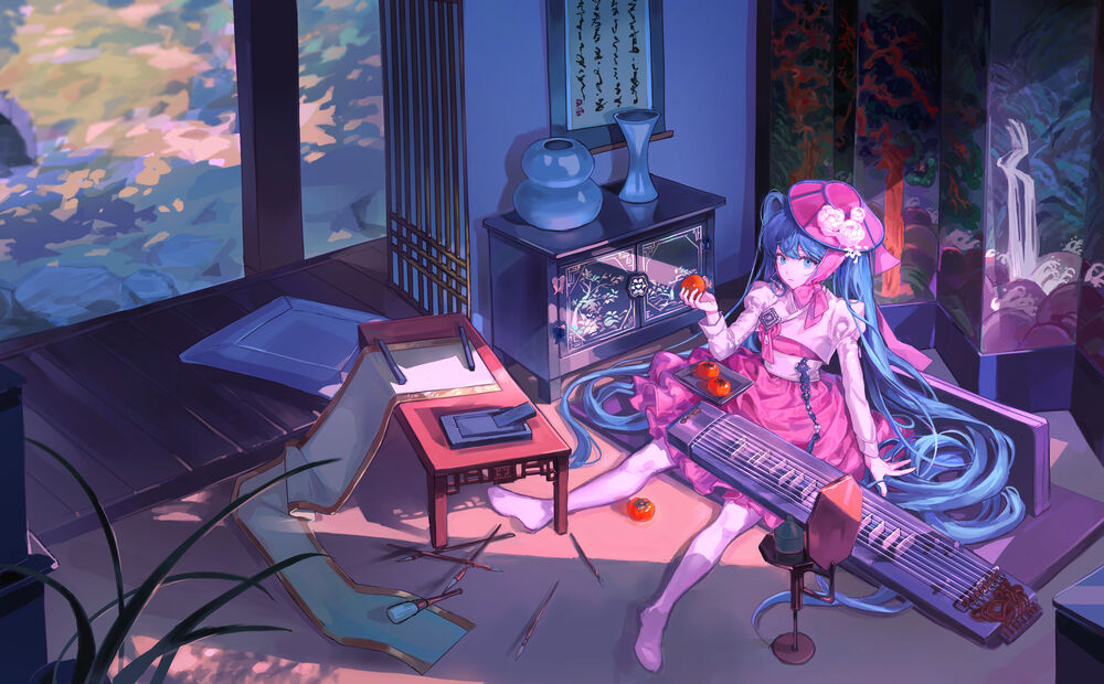 Обои для рабочего стола Vocaloid Hatsune Miku / Вокалоид Хатсунэ Мику с хурмой в руке сидит на полу в комнате