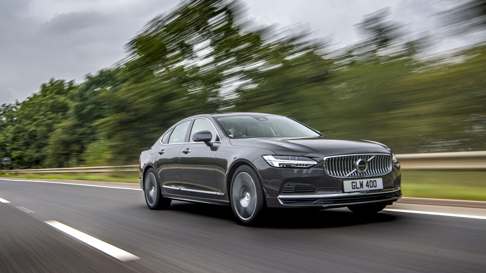 Обои для рабочего стола Автомобиль Вольво / Volvo S90 T8 AWD мчится по дороге