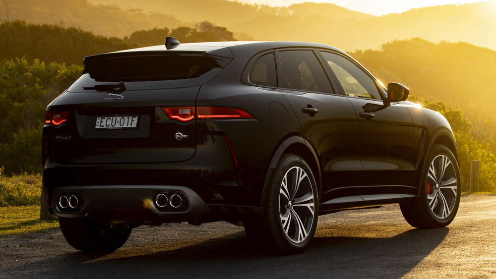 Обои для рабочего стола Кроссовер черного цвета Ягуар / Jaguar F-Pace SVR стоит в лучах солнца, модель 2019 года