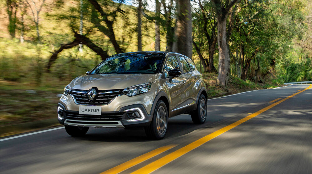 Обои для рабочего стола Кроссовер Рено / Renault Captur мчится по дороге вдоль леса