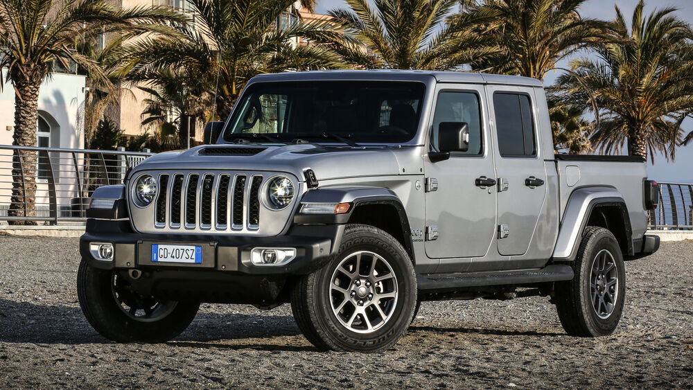 Обои для рабочего стола Серебристый пикап Jeep Gladiator Overland 2021 года