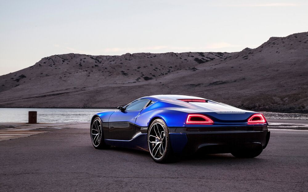 Обои для рабочего стола Синий электрокар Rimac Concept, сзади на фоне песчаных холмов