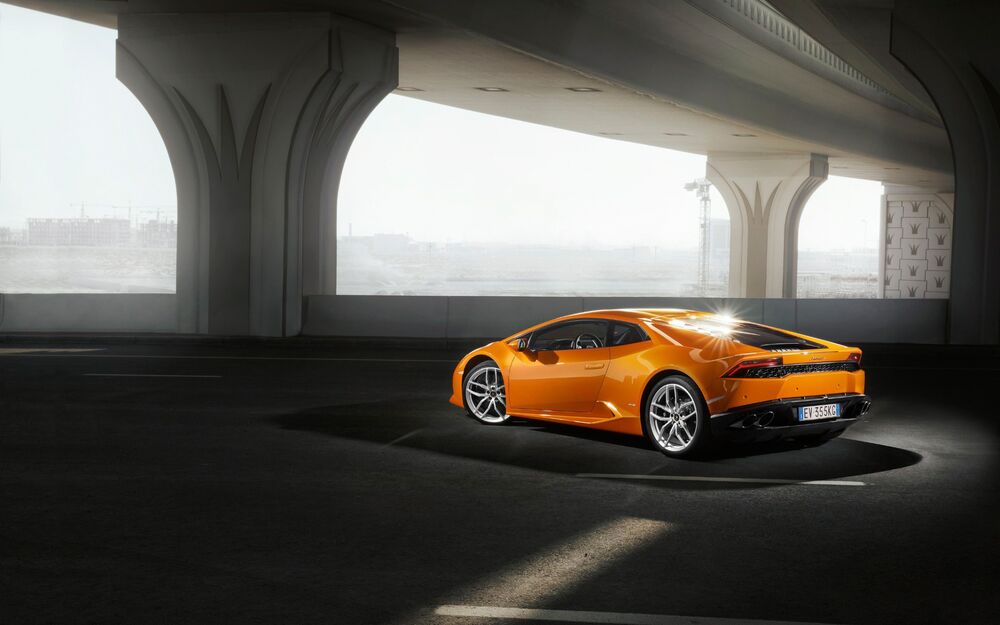Обои для рабочего стола Lamborghini huracan drive стоит на многоярусной парковке