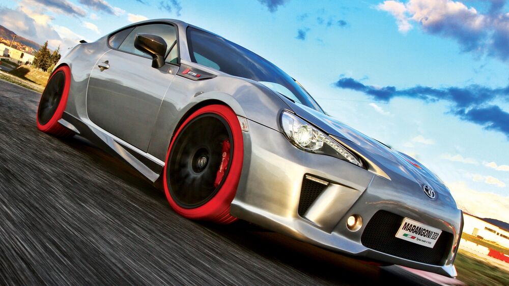 Обои для рабочего стола Тoyota GT86 Мarangoni с красными колесами на треке