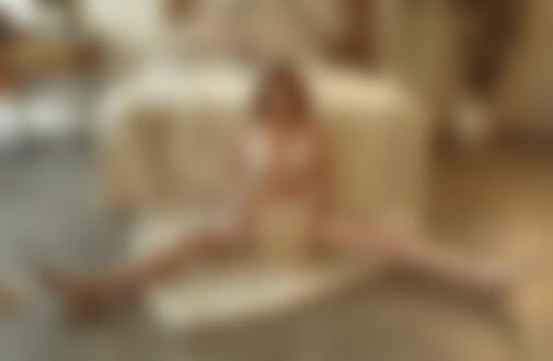 Обои на рабочий стол Модель Юлия в белом нижнем белье сидит на покрывале у кровати на полу комнаты и смотрит в открытую коробку, фотограф Андрей Попов