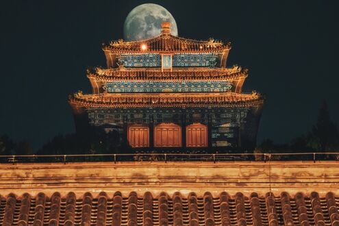 Обои на рабочий стол Буддийский храм на фоне ночного неба в полнолуние, China / Китай