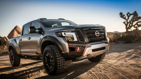 Обои на рабочий стол Пикап Nissan Titan стоит на дороге в прериях