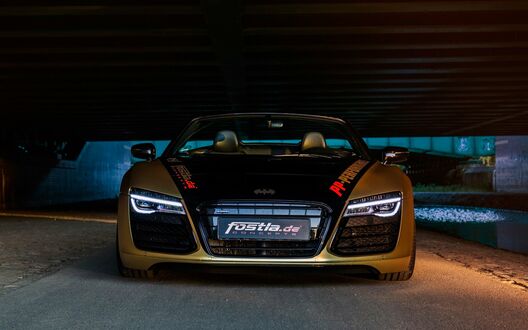 Обои на рабочий стол Audi R8 I стоит на дороге под мостом