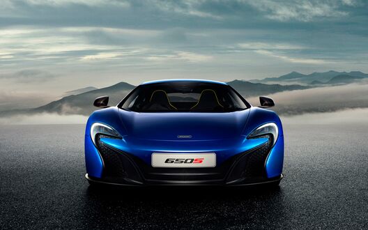 Обои на рабочий стол McLaren 650S на фоне гор