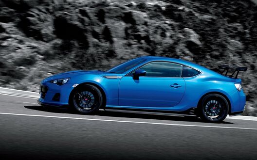 Обои на рабочий стол Subaru BRZ едет по трассе