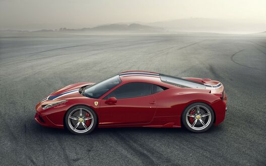 Обои на рабочий стол Ferrari 458 Italia стоит на трассе