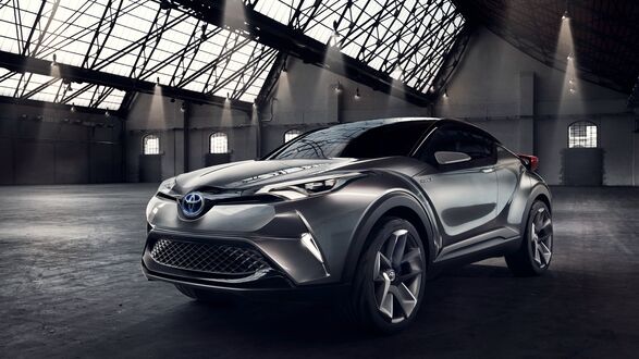 Обои на рабочий стол Toyota стоит в ангаре