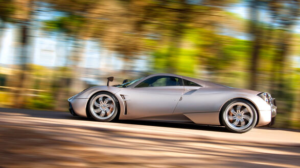 Обои на рабочий стол Рagani huayra сбоку, едет с большой скоростью