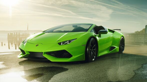Обои на рабочий стол Lamborghini Huracán стоит на причале