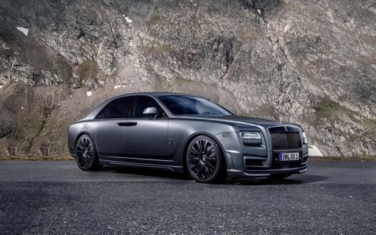 Обои на рабочий стол Роллс-Ройс / Rolls-Royce Ghost стоит на фоне скалы