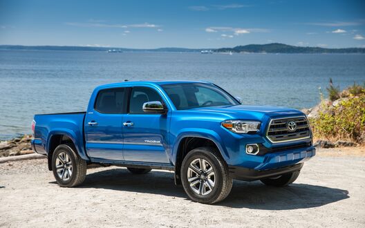 Обои на рабочий стол Пикап Toyota Tacoma стоит возле обрыва