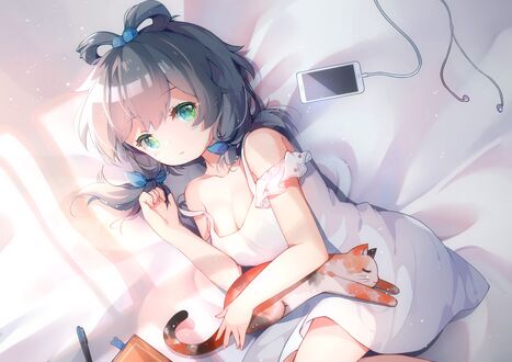 Обои на рабочий стол Vocaloid Luo Tianyi / Вокалоид Луо Тьянуй в розовом платье лежит на кровати с трехцветной кошкой