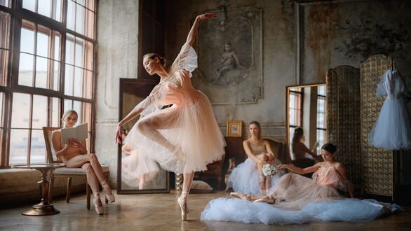 Обои на рабочий стол Девушки - балерины в комнате, фотограф Георгий Чернядьев