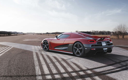 Обои на рабочий стол Кoenigsegg agera rs 2020 припаркован на трассе