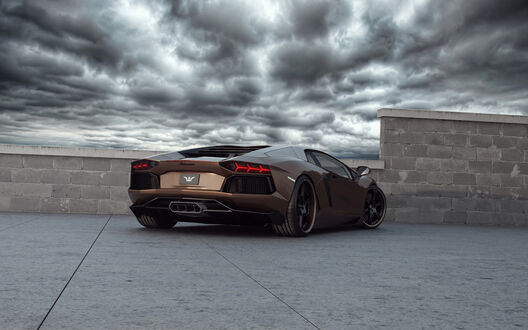 Обои на рабочий стол Lamborghini Aventador стоит полубоком