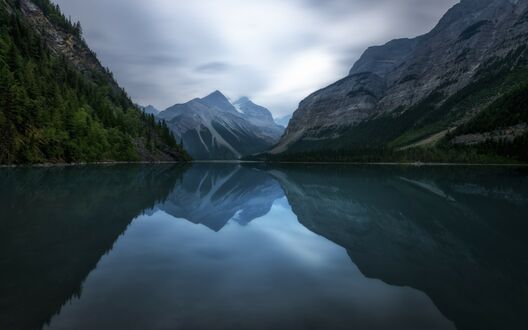 Обои на рабочий стол Kinney Lake / озеро Кинни в провинциальном парке Маунт Робсон, Британская Колумбия, Канада / British Columbia, Canada